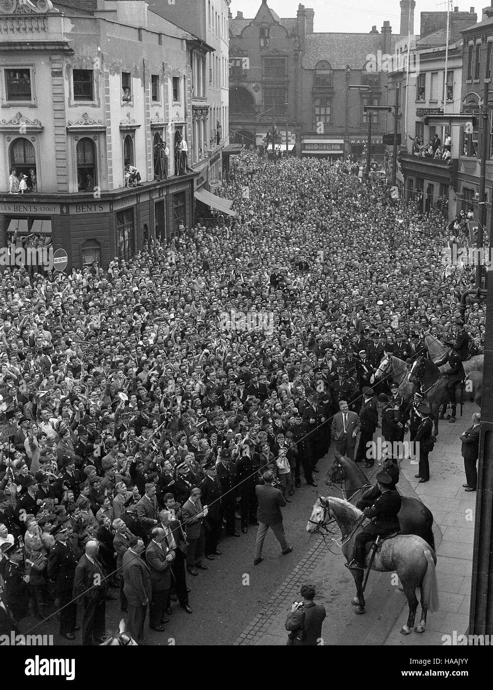 Des foules de gens acclamer le 1960 coupe de Wolverhampton Wanderers à leur retour en triomphe à travers les rues de Wolverhampton Banque D'Images