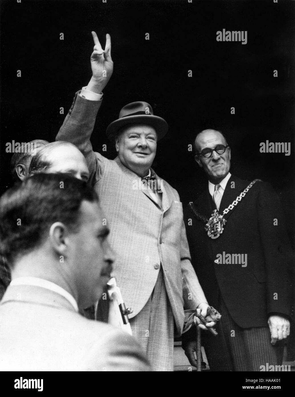 Winston Churchill à Wolverhampton en 1949 au début de la campagne électorale, avec le maire de Wolverhampton Bowdler Henry Conseiller Banque D'Images
