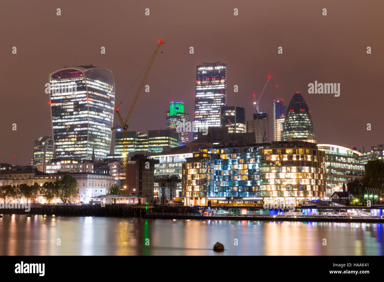 Ville de Londres la nuit, l'un des grands centres de la finance mondiale. Banque D'Images