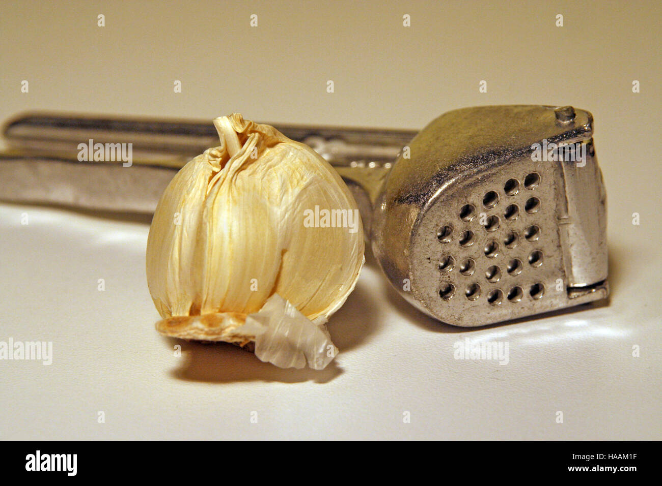 L'ail squasher. Outil de cuisine. Purée d'ail de l'outil. Banque D'Images