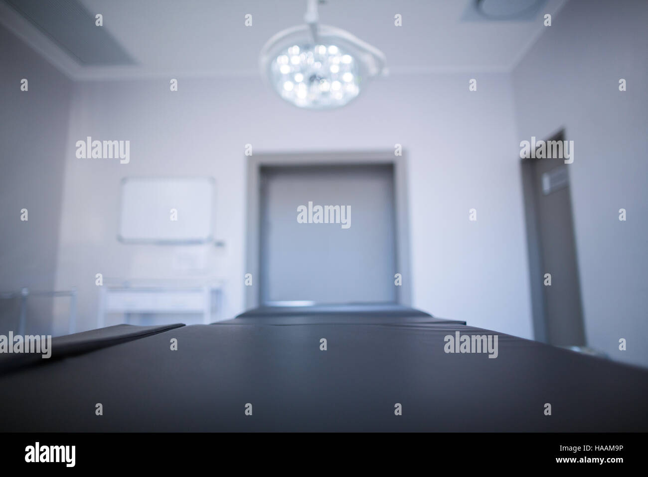 Civière et lumières à l'opération chirurgicale prix Banque D'Images