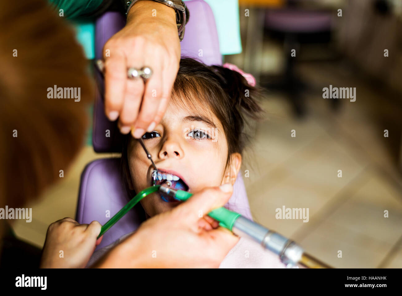 Petite fille obtenir les soins dentaires en bureau de dentiste Banque D'Images