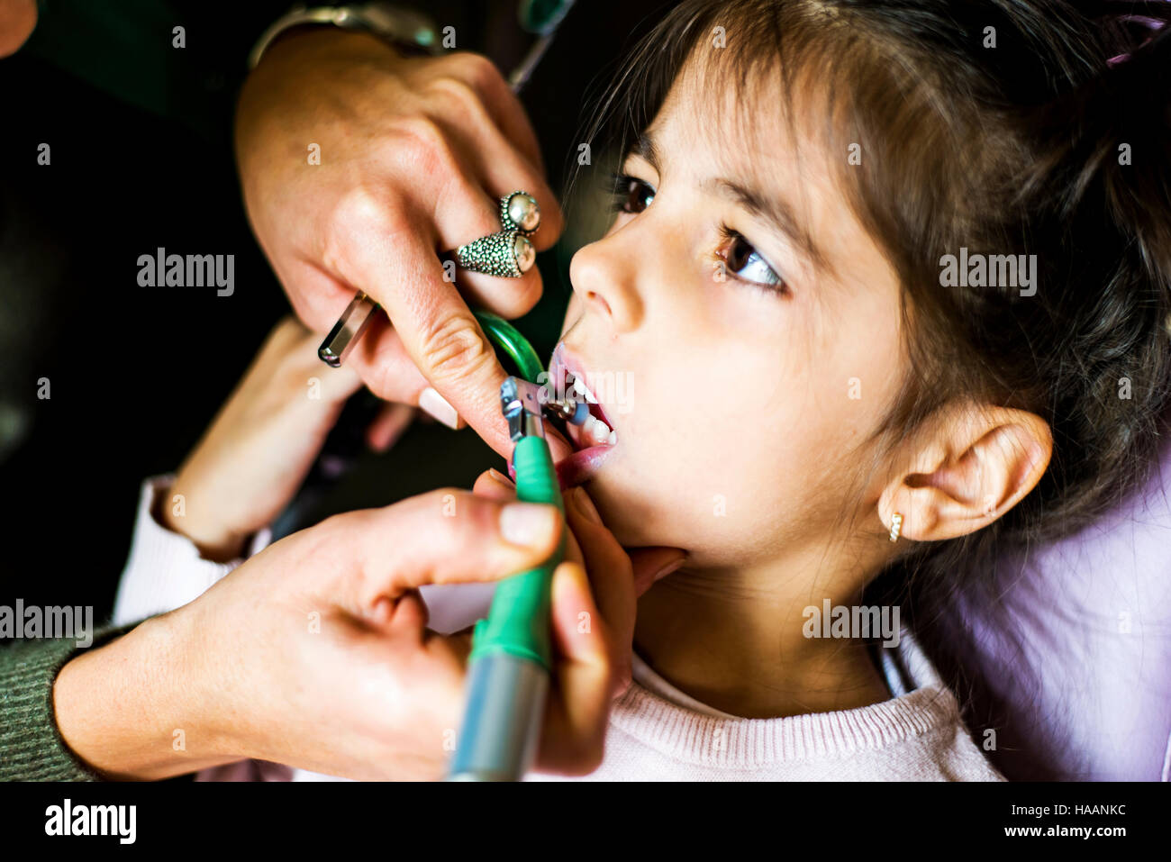 Petite fille obtenir les soins dentaires en bureau de dentiste Banque D'Images