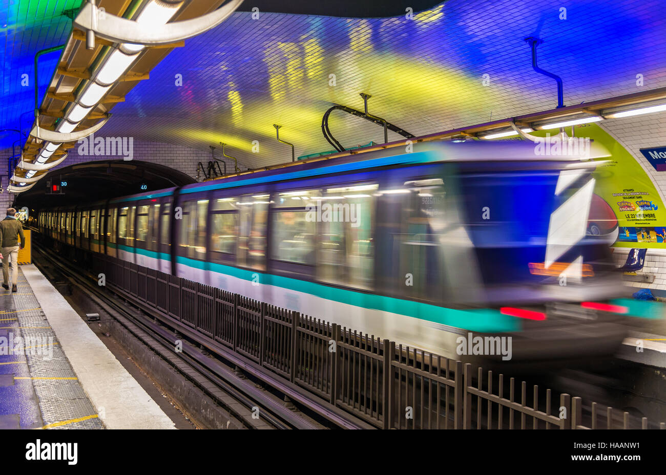 Paris, France - 9 octobre, 2016 Métro : Montparnasse train station - Bienvenue. Métro Paris est l'un des plus grands systèmes de métro dans le monde Banque D'Images