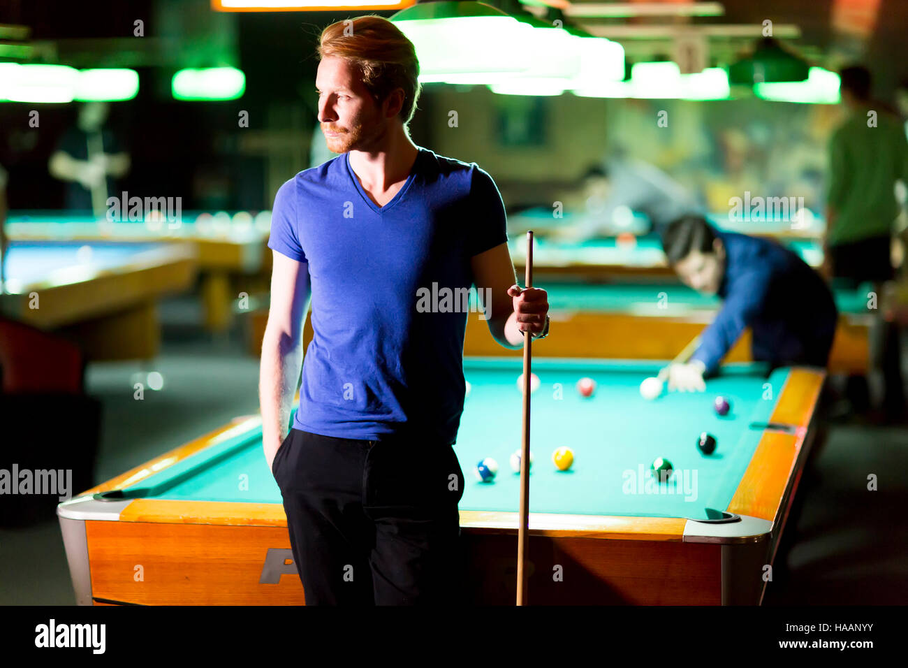 Portrait of a young man playing snooker Banque D'Images
