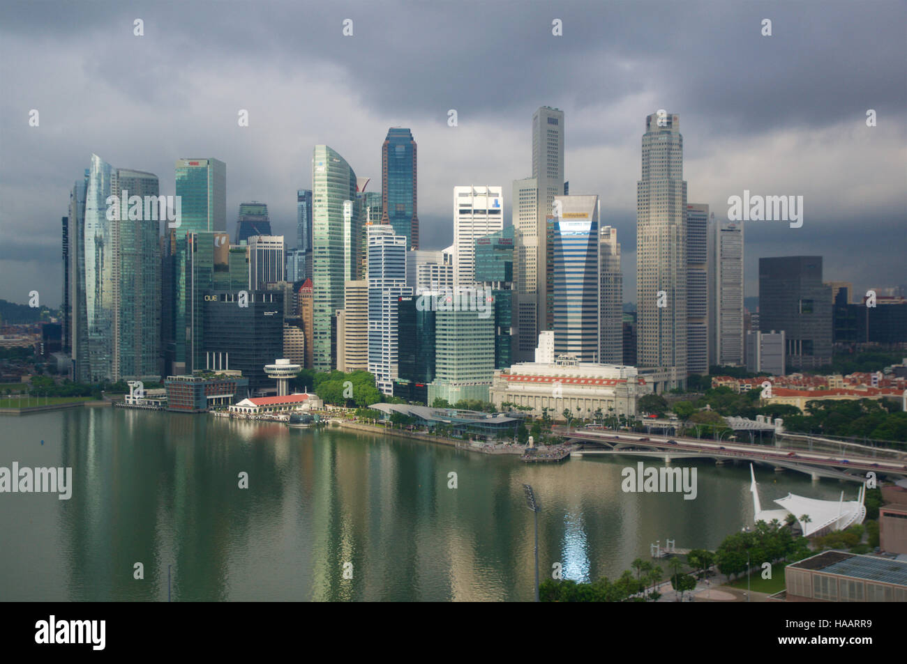 Singapour - 23 juillet 2016 : Gratte-ciel du centre-ville de refléter dans Marina Bay, immeuble de bureaux d'affaires moderne Banque D'Images