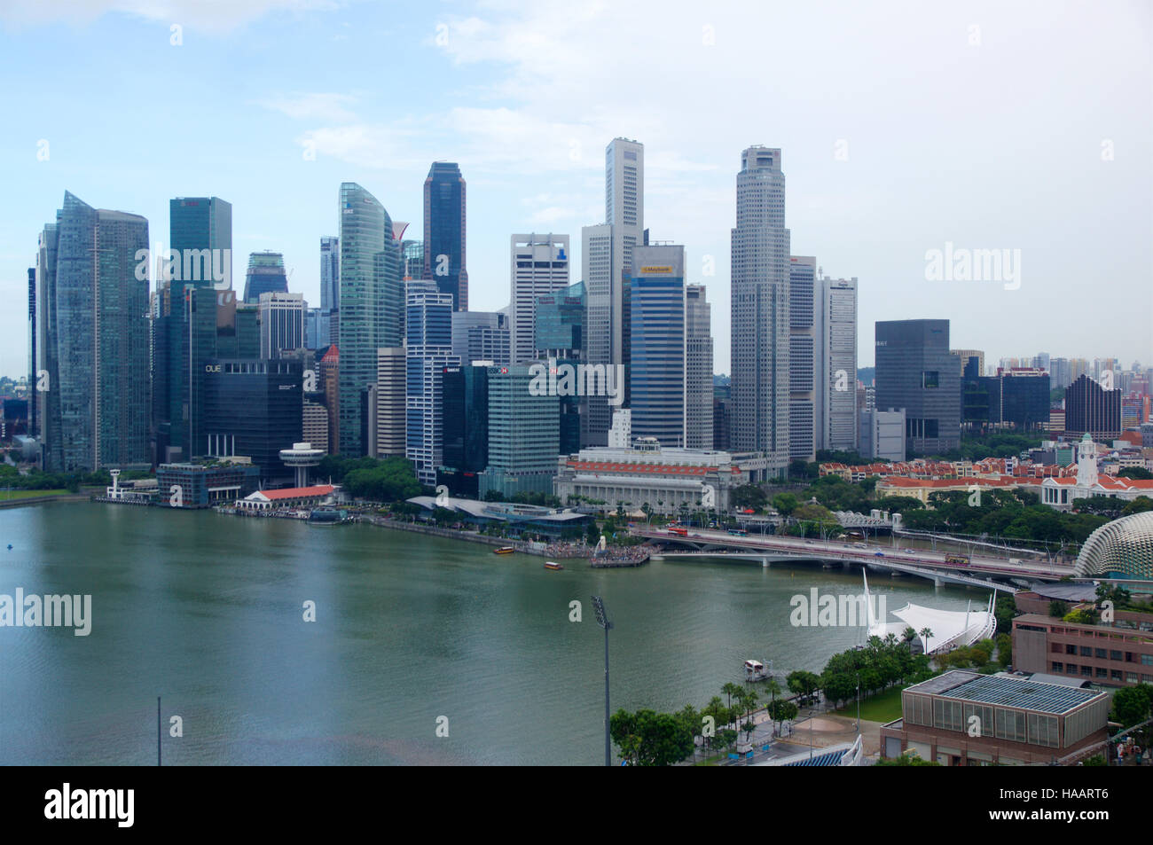 Singapour - 23 juillet 2016 : Gratte-ciel du centre-ville de refléter dans Marina Bay, immeuble de bureaux d'affaires moderne Banque D'Images