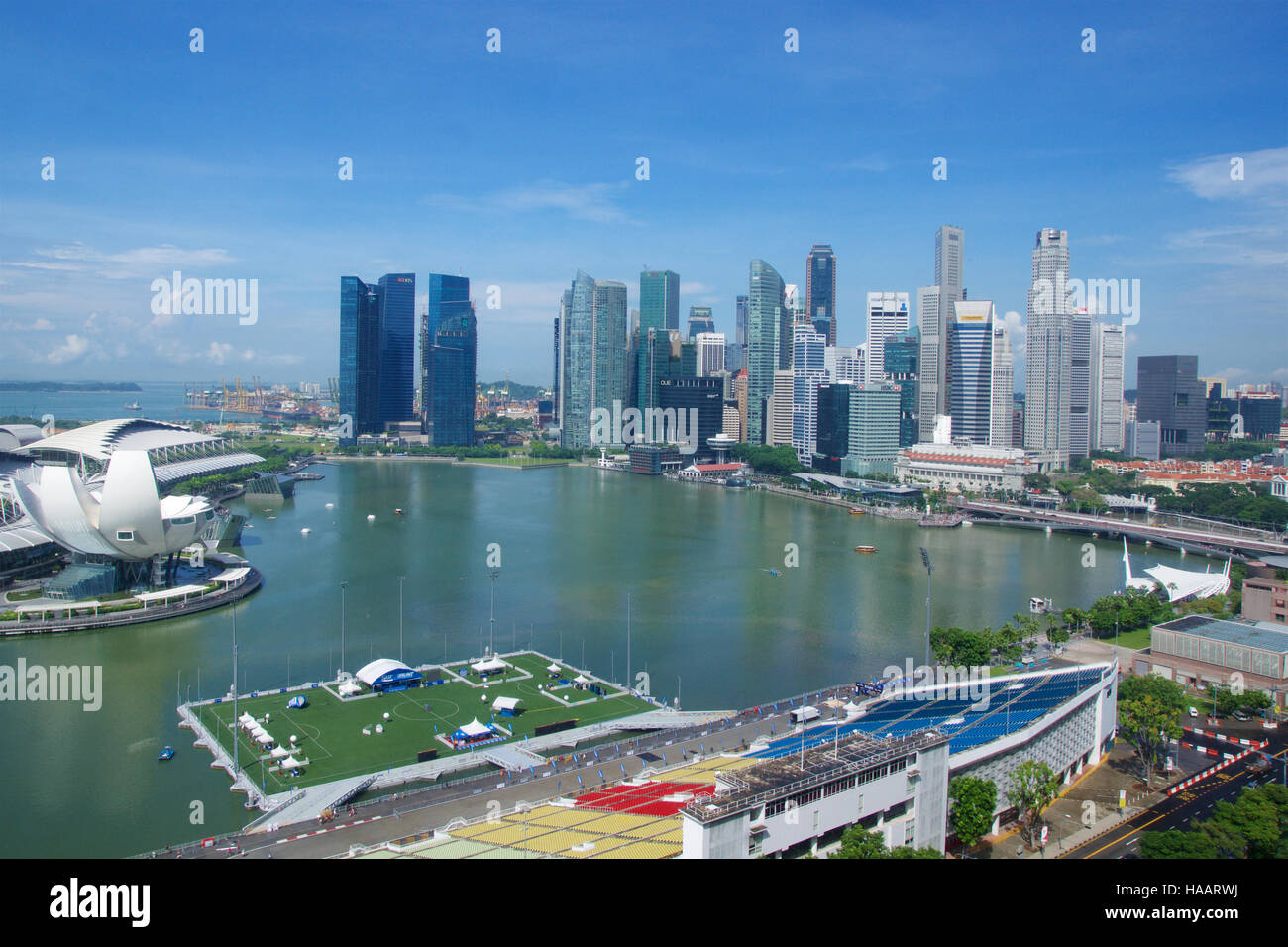 Singapour - 23 juillet 2016 : Gratte-ciel du centre-ville de refléter dans Marina Bay, immeuble de bureaux d'affaires moderne Banque D'Images