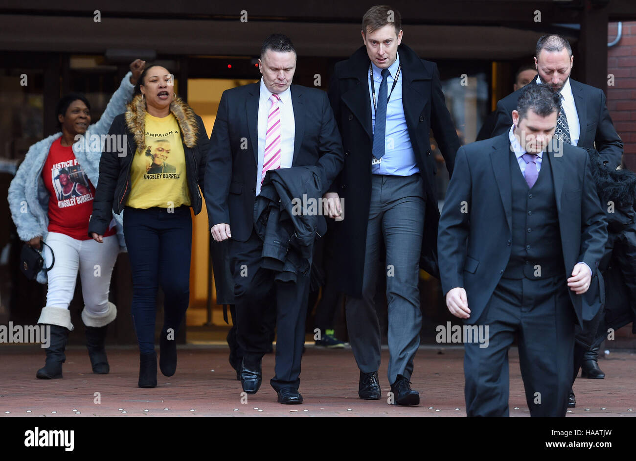 Mark Fannon, 45 PCs (centre), Paul Adey, 36 (premier plan, deuxième à droite) et Paul Greenfield, 50 (droite) laisser Birmingham Crown Court après avoir plaidé non coupable à des accusations de parjure et pervertir le cours de la justice pour la mort de Kingsley Burrell. Banque D'Images