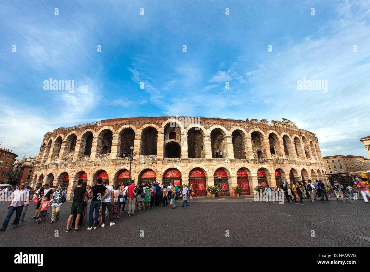 L'amphithéâtre dans la Piazza Bra. Personnes en ligne pour entrer dans l'arène d'exécution de l'opéra Aida , Vérone, Italie 24 /07/2016 © Crédit Federi Banque D'Images