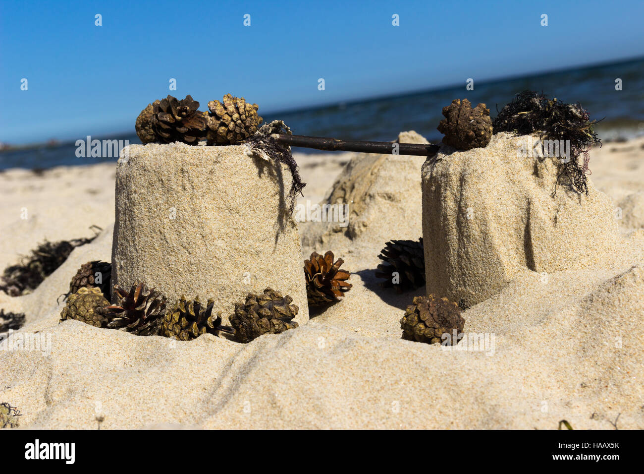 Château de sable avec cocottes sur une plage Banque D'Images