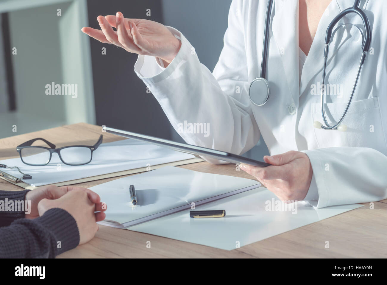 Femme médecin avise le patient à l'hôpital pendant les examens médicaux, les soins de santé et de prévention concept. Banque D'Images