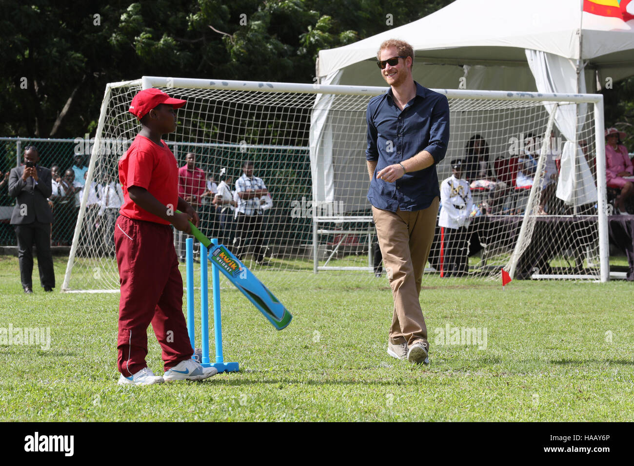 Prince Harry lors d'un événement de sport communautaire à Queen's Park dans la Grenade, au cours de la deuxième étape de sa tournée des Antilles. Banque D'Images