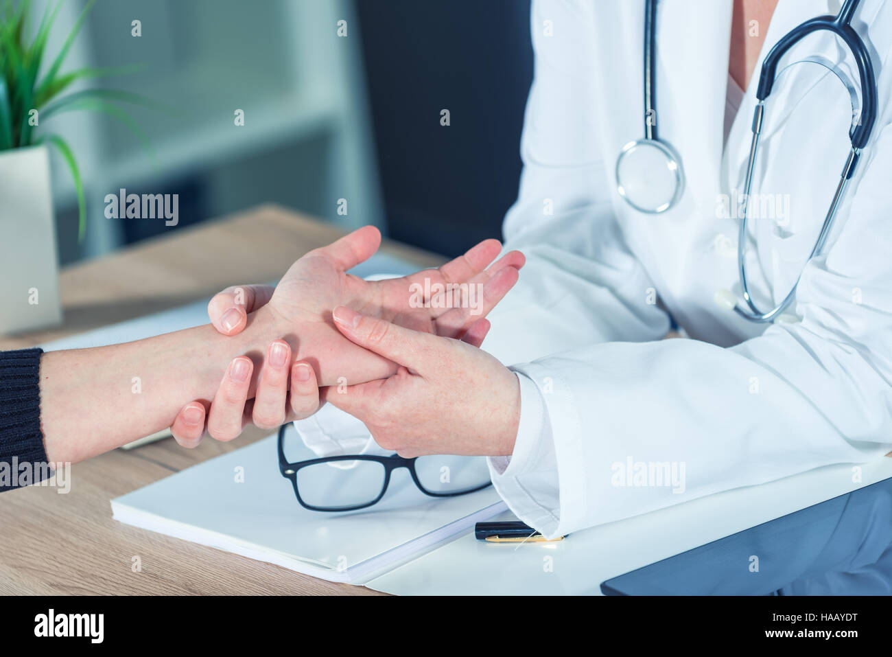 Patient de sexe féminin à l'examen médical en orthopédie de l'hôpital de médecin office, la traumatologie et la consultation médicale pour la blessure au poignet main Banque D'Images