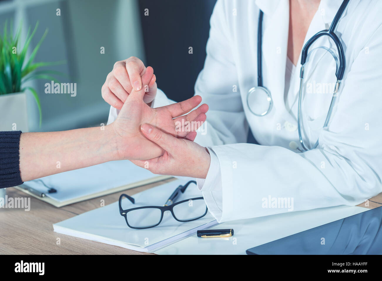 Patient de sexe féminin à l'examen médical en orthopédie de l'hôpital de médecin office, la traumatologie et la consultation médicale pour la blessure au poignet main Banque D'Images