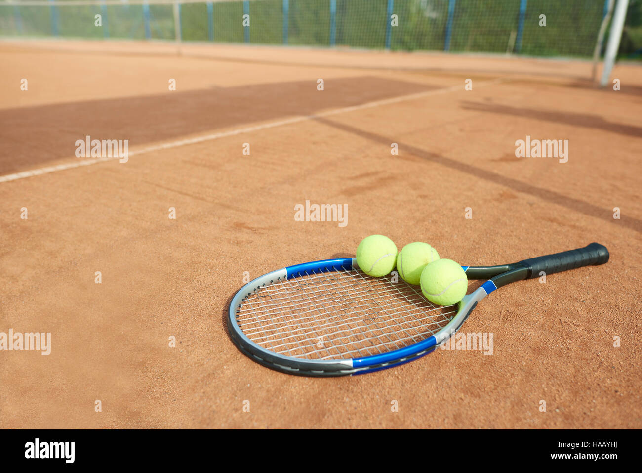 Les balles de tennis et tennis racket sur l'avant-plan Banque D'Images