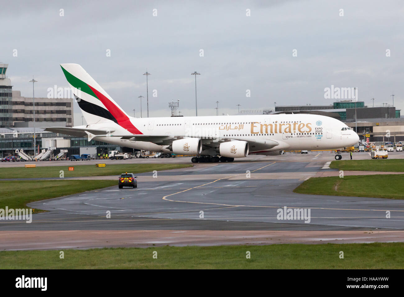 Unis A380-861 double-decker wide-body avion du passager (A6-EDI) roulage sur l'Aéroport International de Manchester à tarmac. Banque D'Images