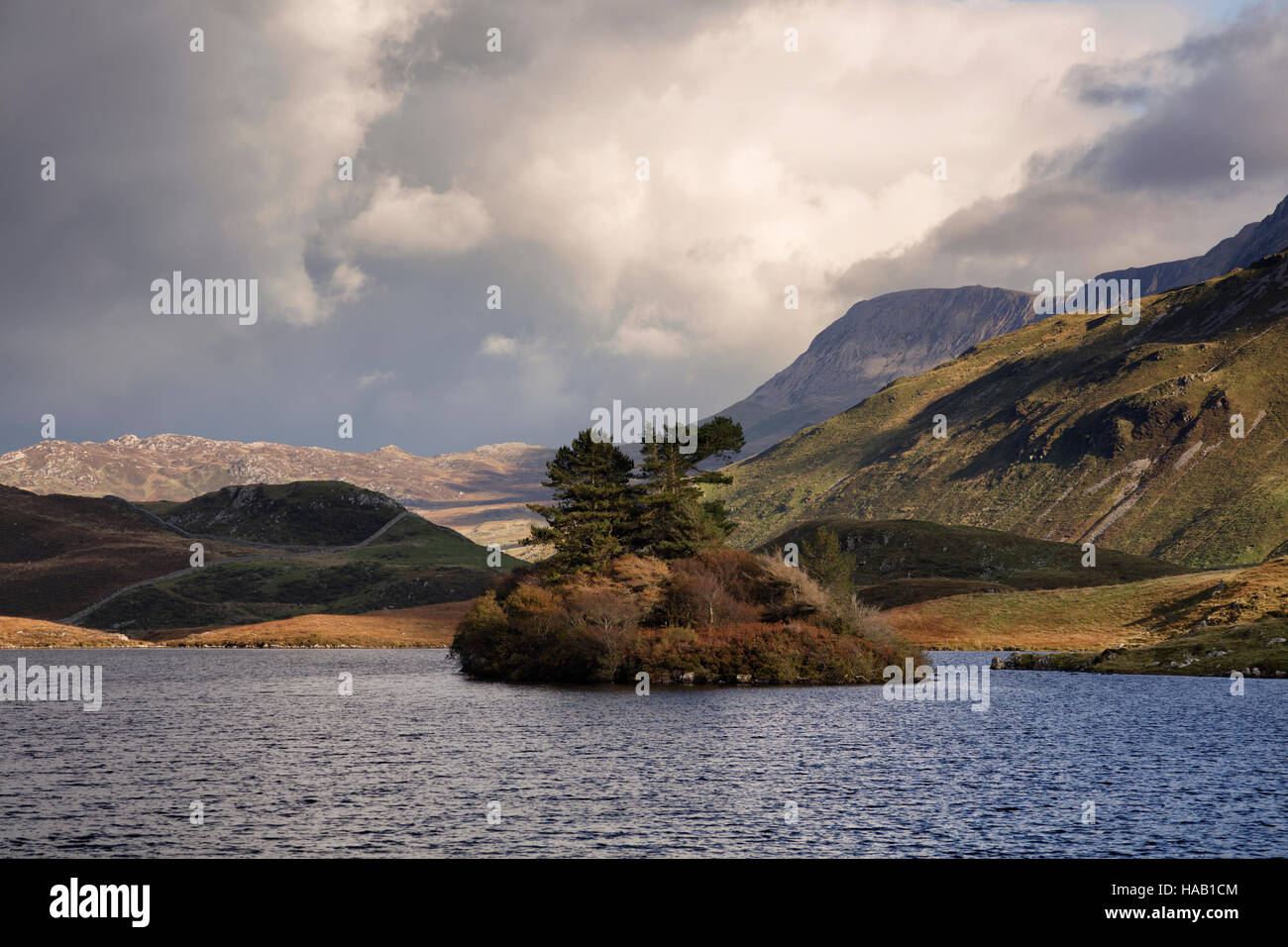 Lumière d'automne spectaculaire à Cregennan lacs dans le Snowdonia Banque D'Images