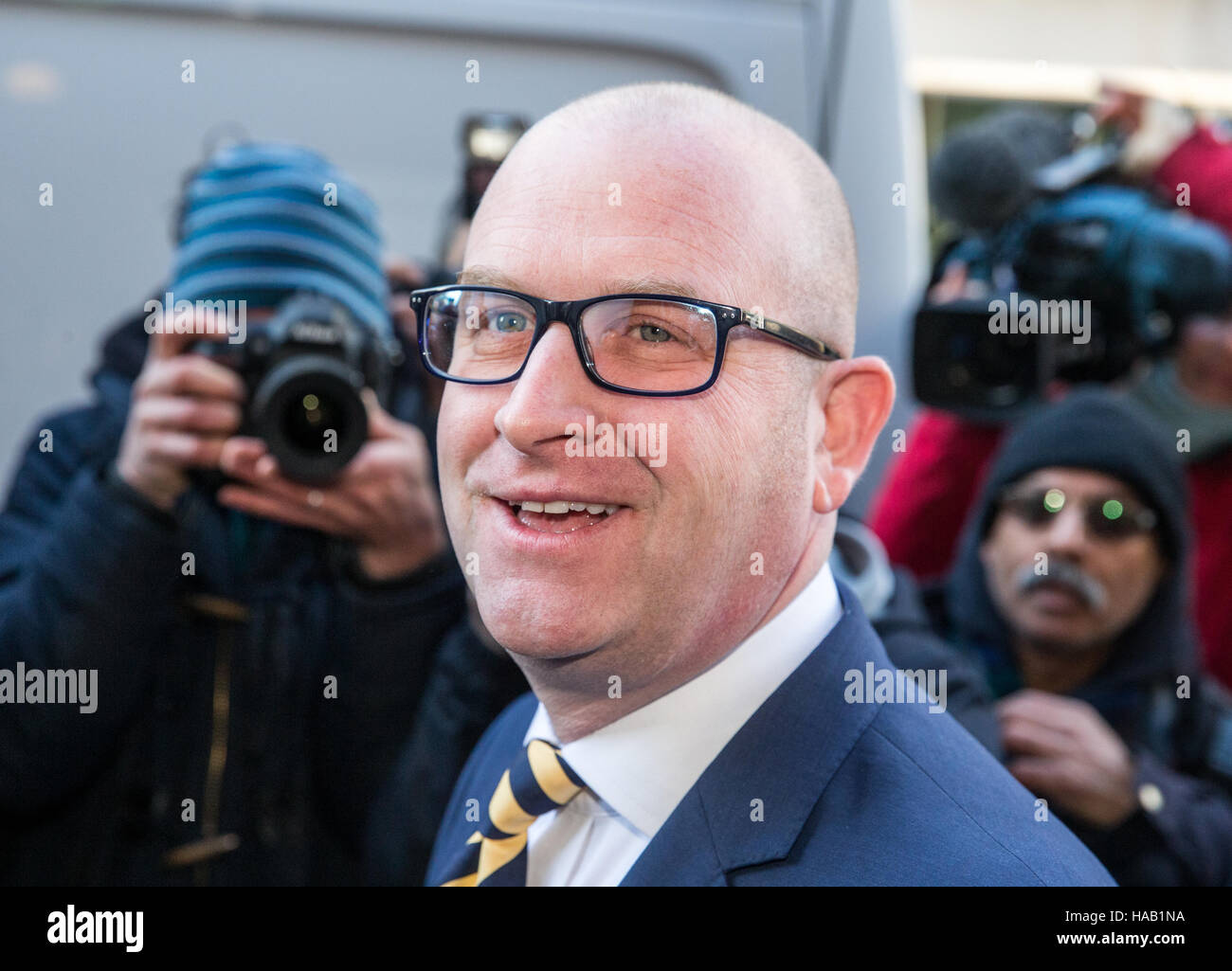 Nouveau chef de l'UKIP,Paul Nuttall,arrive pour faire son discours d'acceptation qu'il est annoncé comme le vainqueur du scrutin Banque D'Images