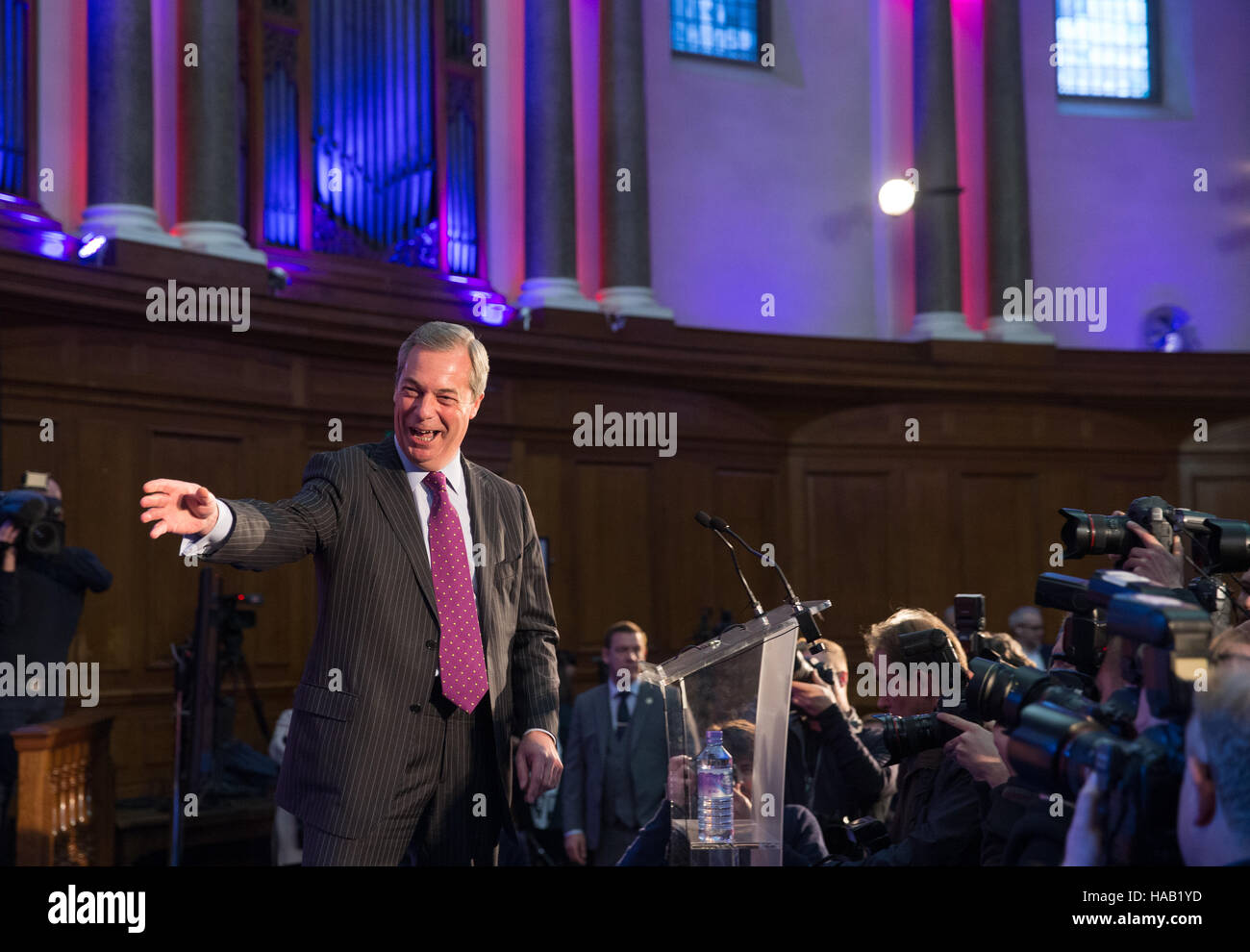 L'ancien chef de l'UKIP, Nigel Farage, fait un discours devant l'annonce du nouveau chef de l'UKIP,Paul Nuttall Banque D'Images