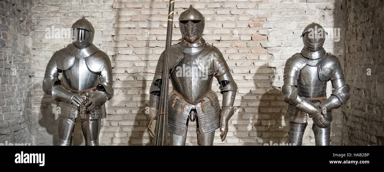Chevalier armure médiévale métal acier mur de briques horizontales brown Banque D'Images