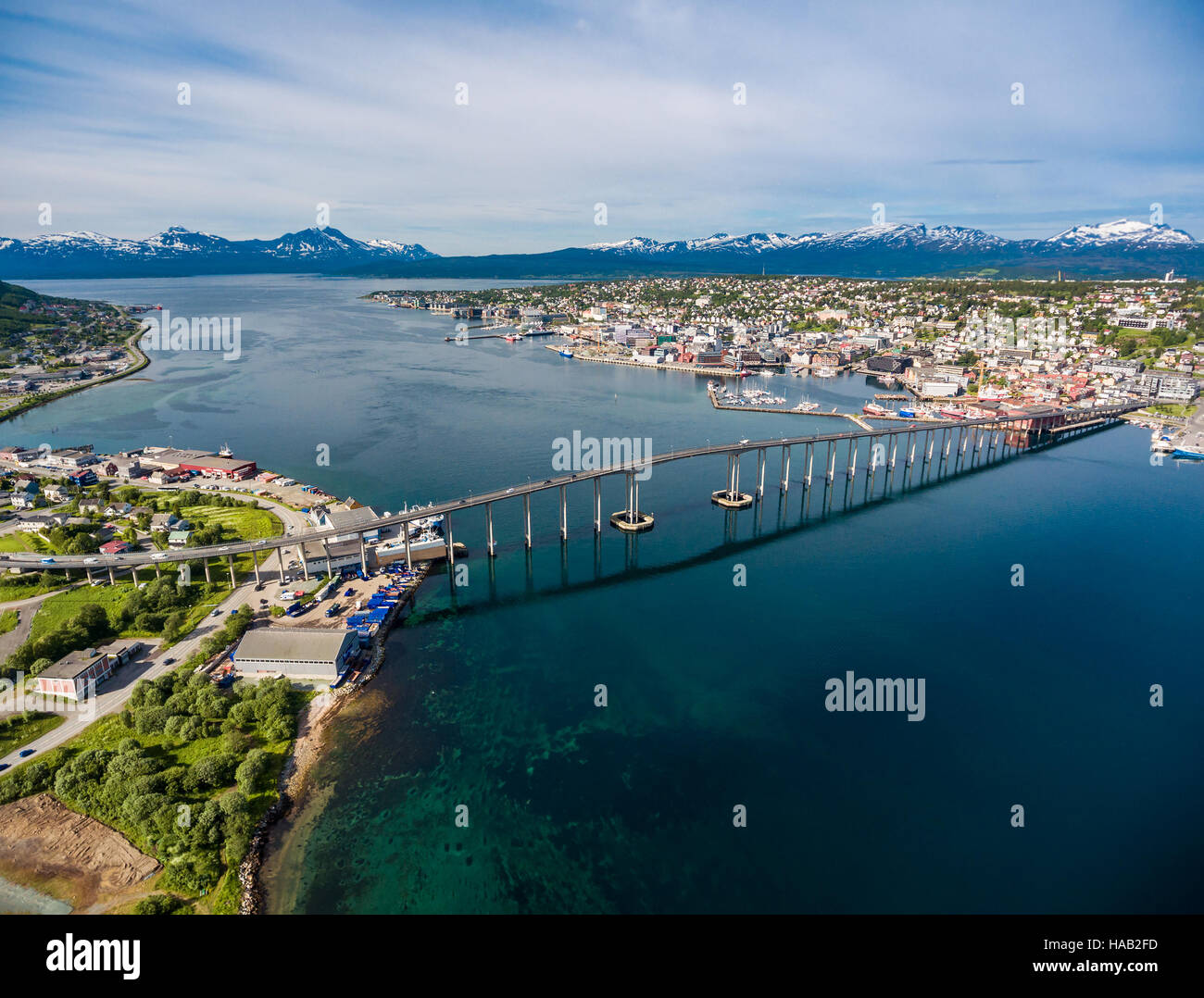 Pont de ville de Tromso, Norvège la photographie aérienne. Tromso est considérée comme la ville la plus septentrionale du monde, avec une population au-dessus de 50 000. Banque D'Images