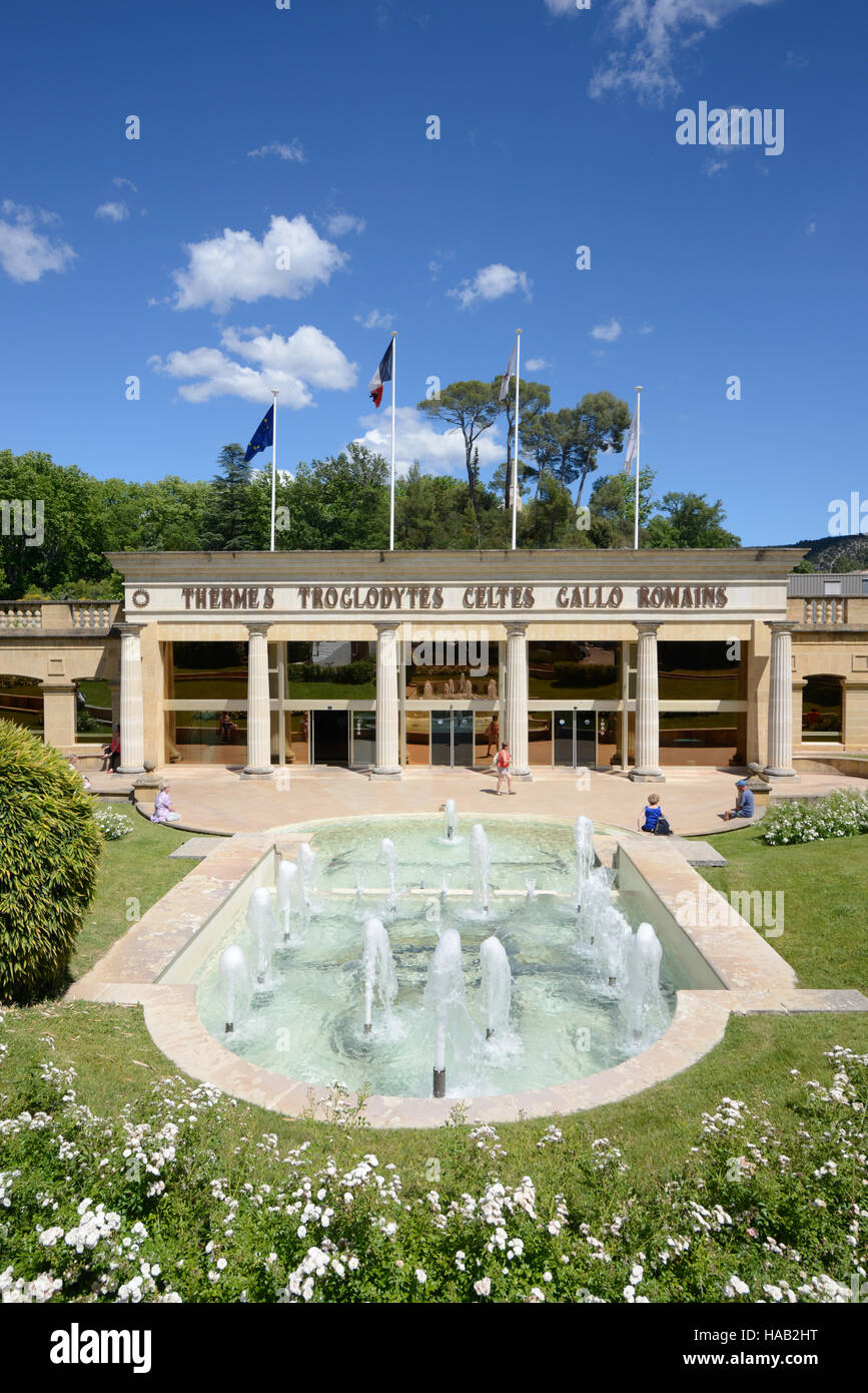 Jardins et fontaines de la façade néo-classique de thermes historiques dans la ville thermale de Gréoux-les-Bains Provence France Banque D'Images
