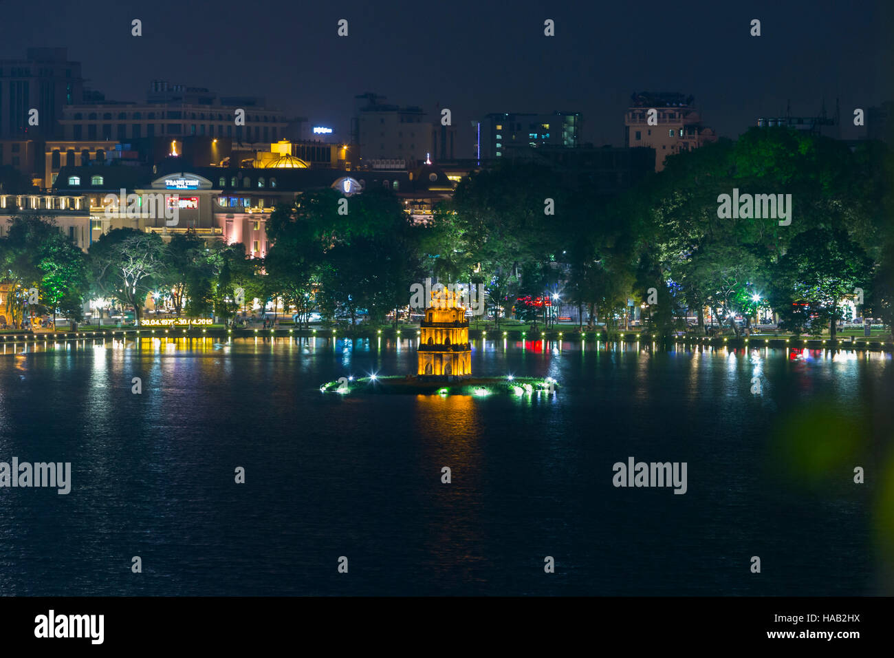 Thap Rua temple ou Turtle Tower at night, Hoan Kiem, Hanoi, Vietnam Banque D'Images