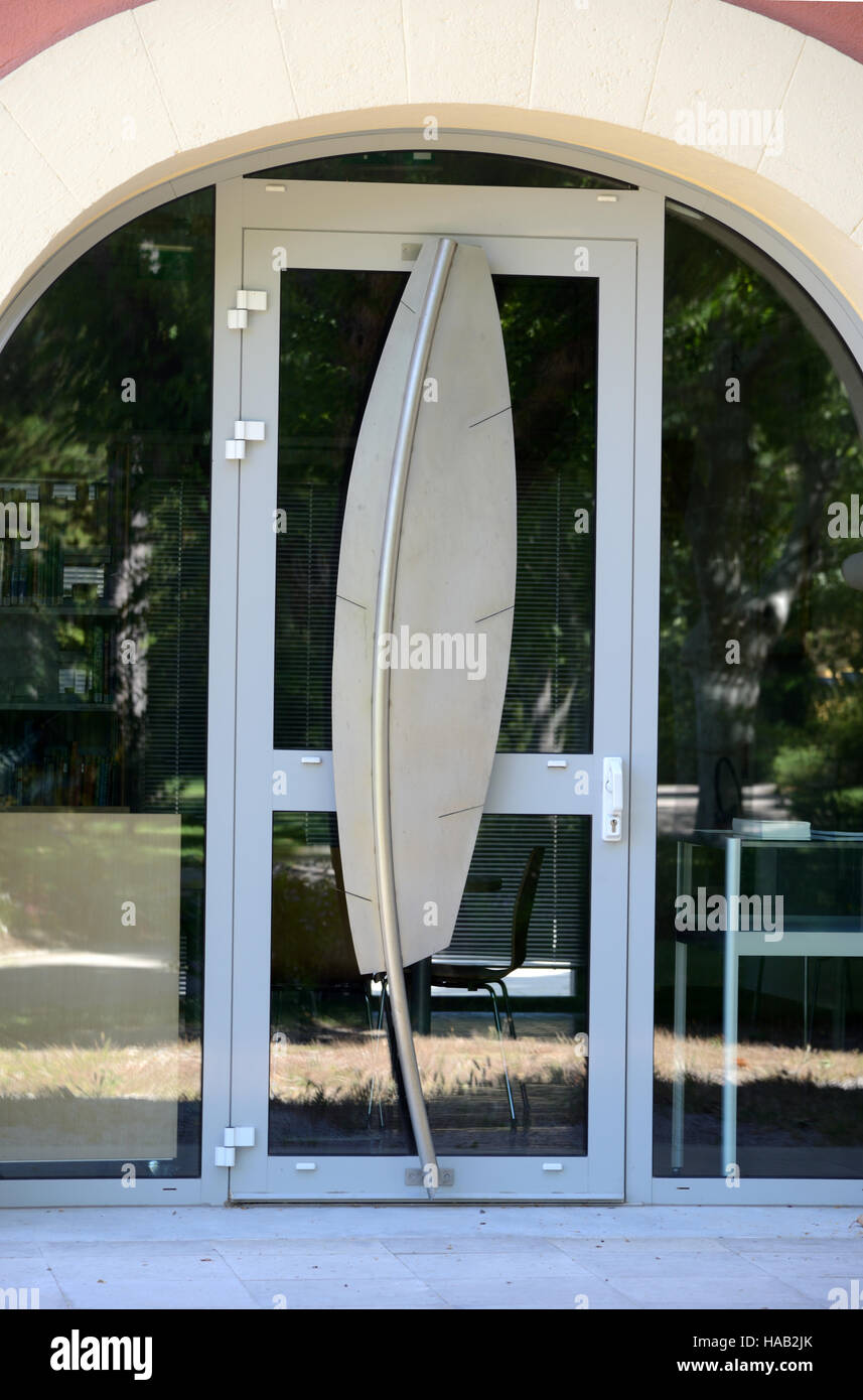 Rare porte de la bibliothèque en métal, sous la forme d'une plume d'empenner à Gréoux-les-Bains Bibliothèque Provence France Banque D'Images