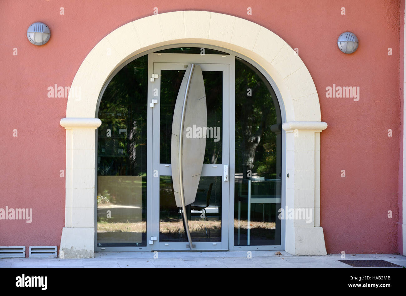 Rare porte de la bibliothèque en métal, sous la forme d'une plume d'empenner à Gréoux-les-Bains Bibliothèque Provence France Banque D'Images