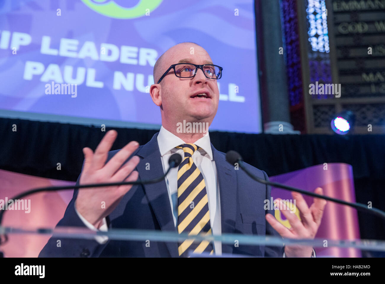 Nouveau chef de l'UKIP,Paul Nuttall,fait de son discours d'acceptation qu'il est annoncé comme le vainqueur du scrutin Banque D'Images