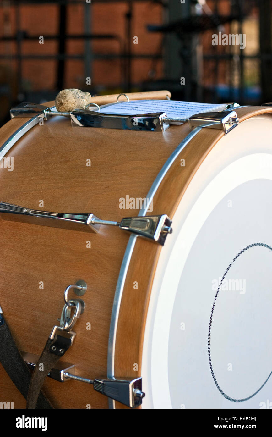 Grosse caisse en bois avec le pilon et notes Banque D'Images