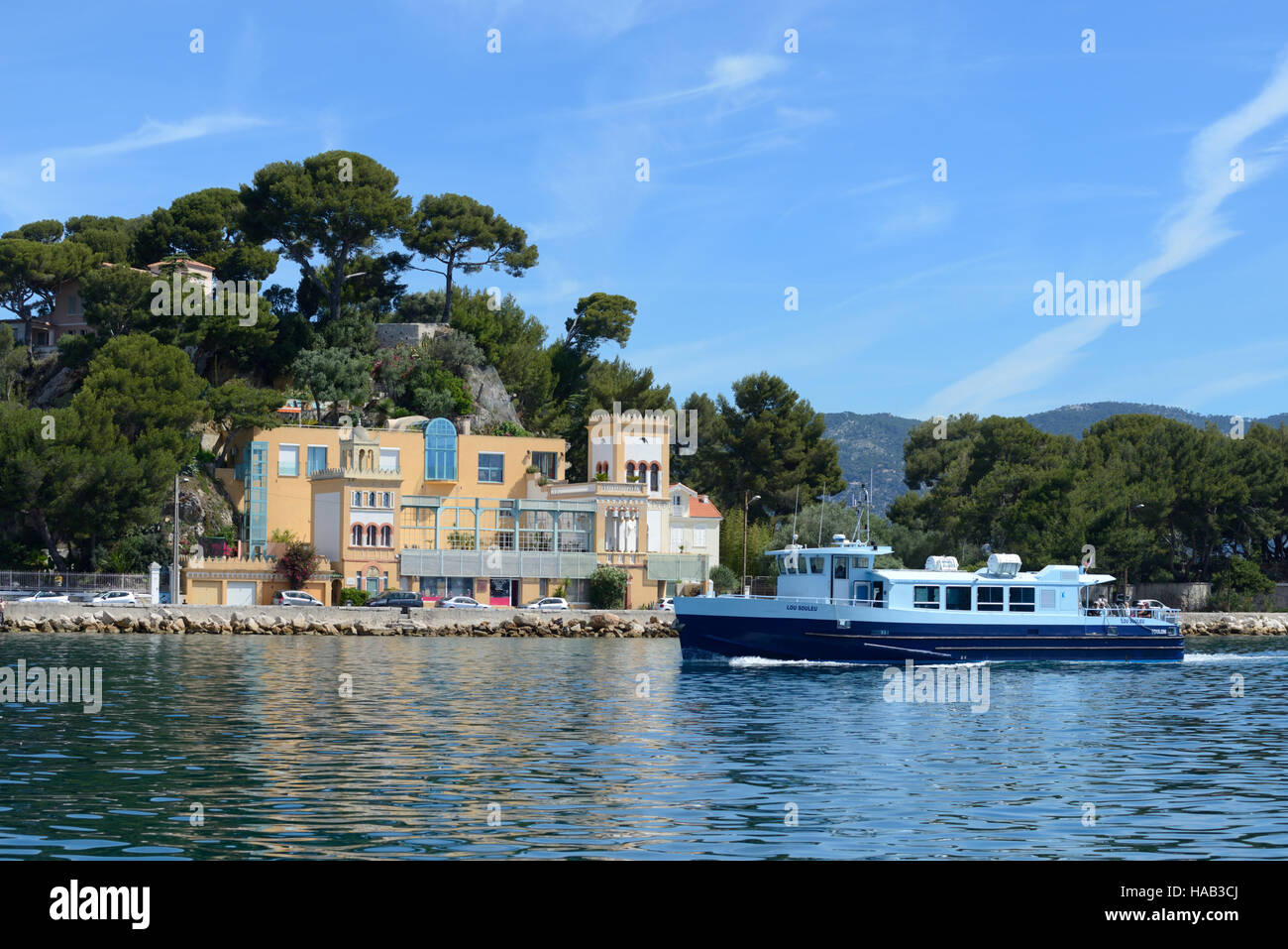 Ferry Boat Sails passé le front oriental Villa Capriciosa à Tamaris, La Seyne-sur-Mer, dans la baie de Toulon Banque D'Images