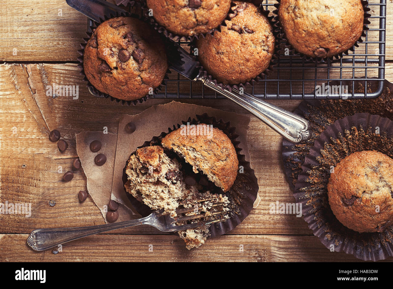 Muffins aux pépites de chocolat en cas de papier avec un tablier Banque D'Images