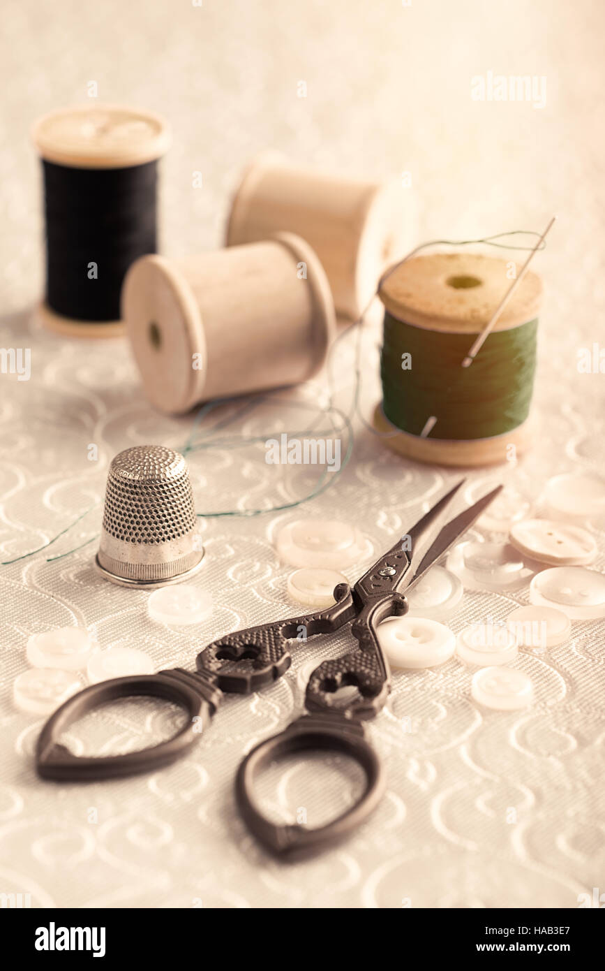 Ciseaux de couture ancien virole et avec des aiguilles et du coton Photo  Stock - Alamy