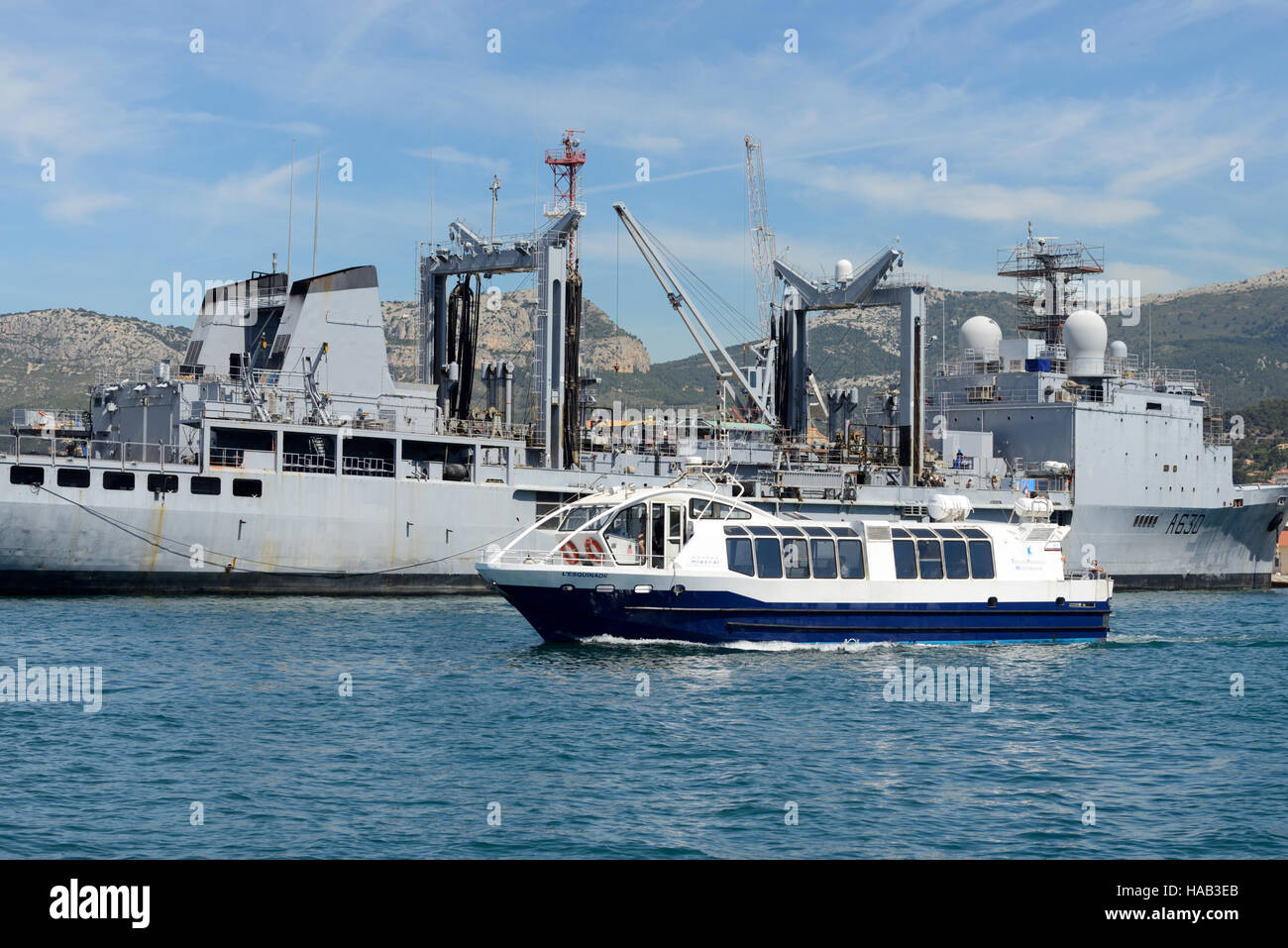 Ferry Boat Cruises passé la Marne frégate ou d'un navire de guerre de la marine française dans le port de Toulon Provence France Banque D'Images
