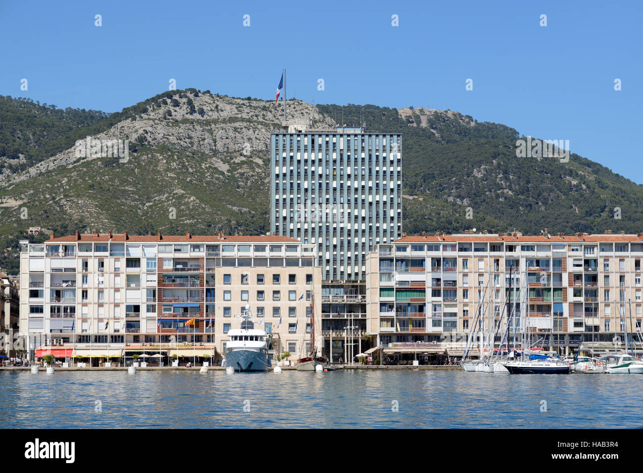 Hôtel de Ville moderniste et bâtiments de mer de Toulon Port ou port avec comme toile de fond Le Mont Faron Banque D'Images