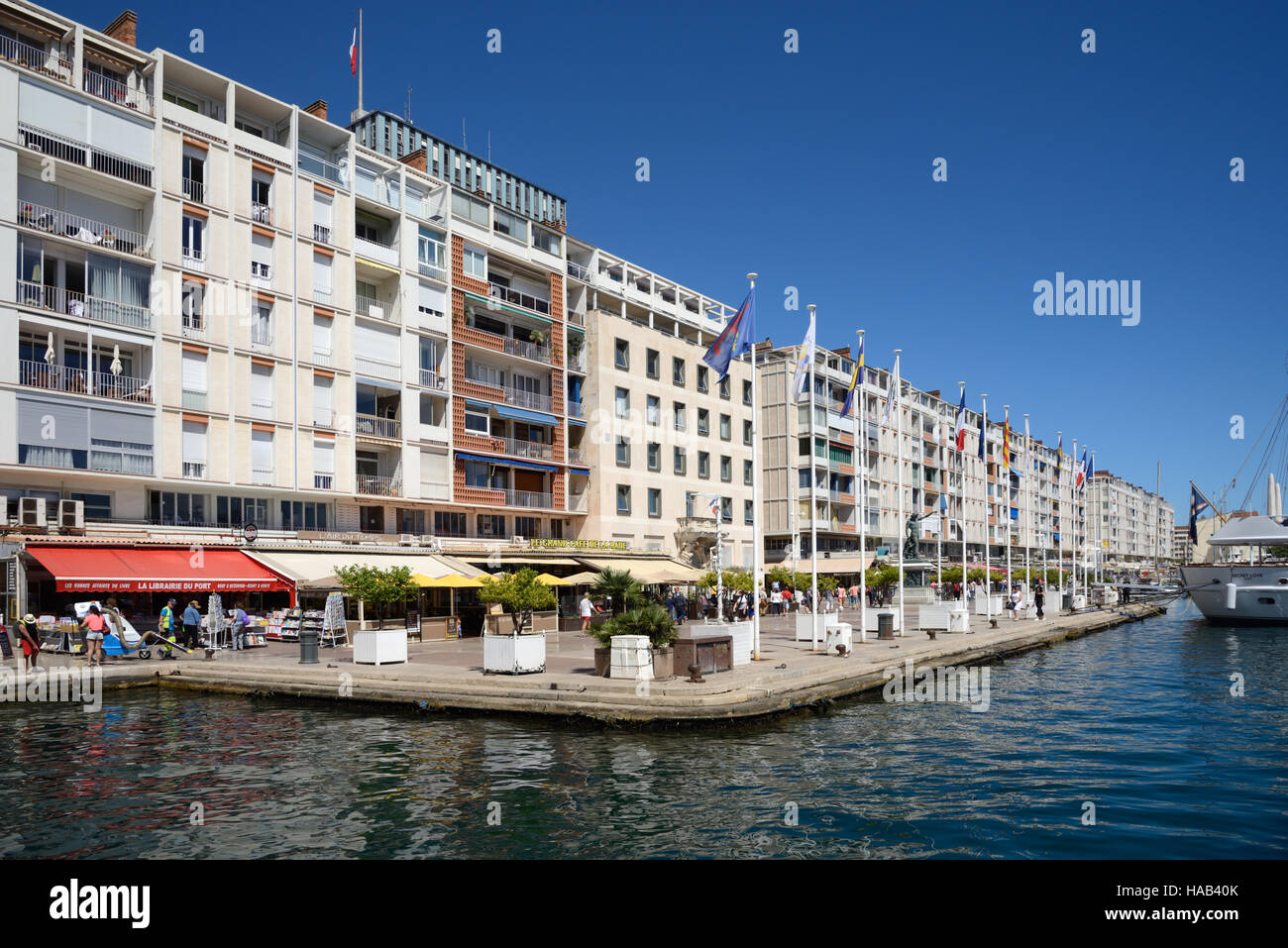 Front moderniste ou promenade du bord de mer et des restaurants, le port de Toulon Var Provence France Banque D'Images