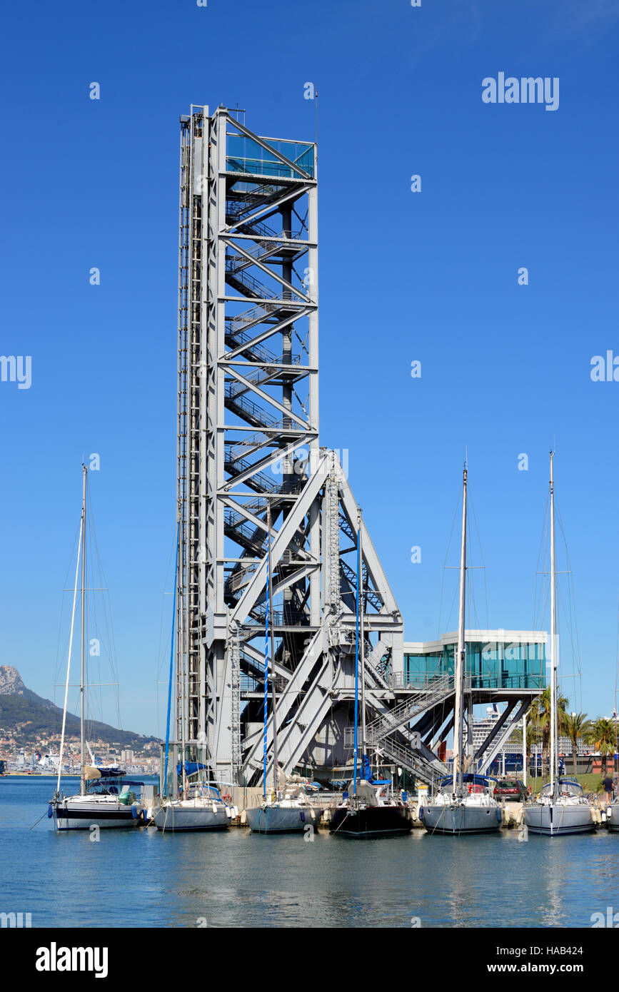 Le pont Tower Bridge (1917) converti en tour d'observation offrant une vue sur le port ou sur le port et la baie de Toulon, La Seyne-sur-Mer, Provence Banque D'Images