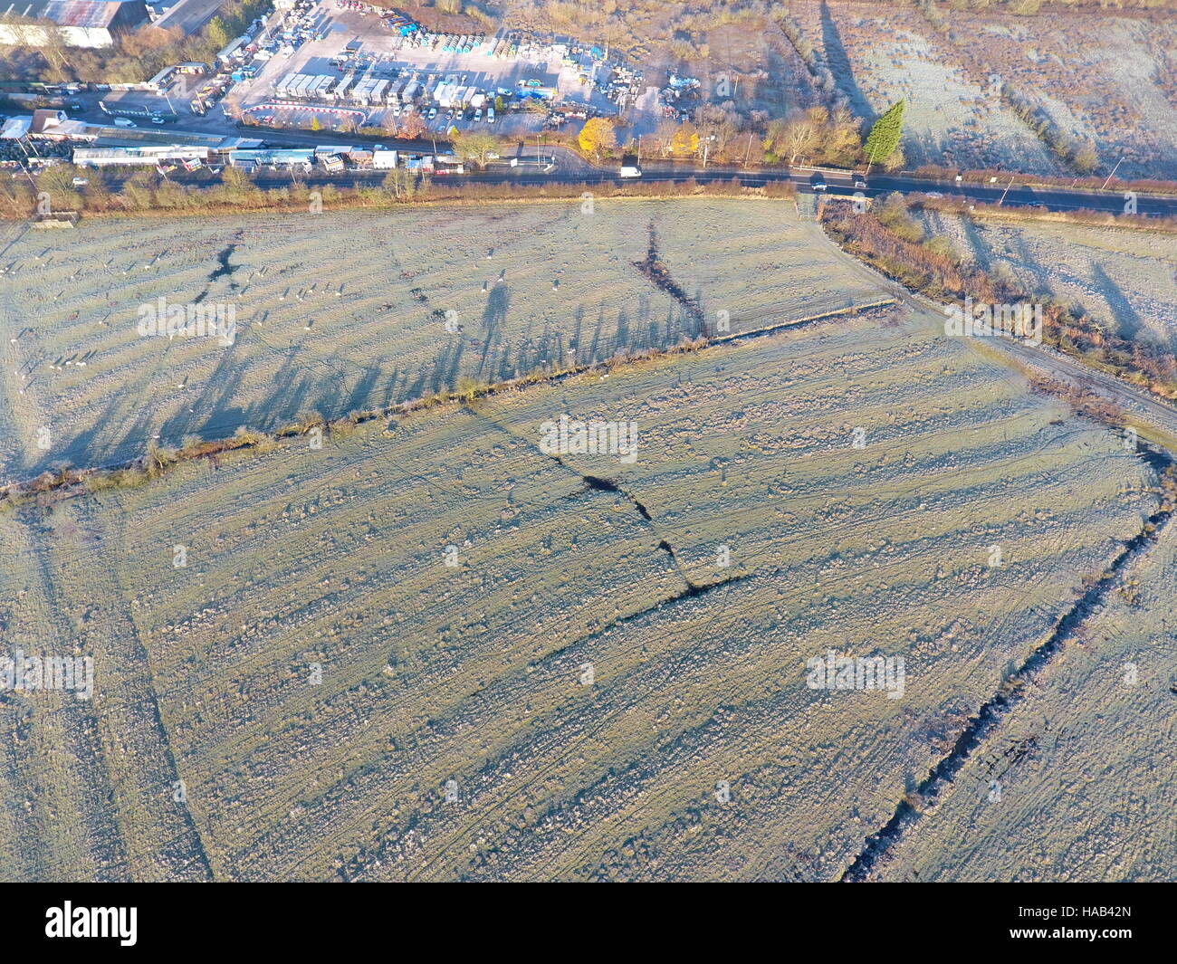 Frost montrant ridge et sillon sur les terres agricoles dans la ville de Frodsham, Cheshire, Angleterre Banque D'Images
