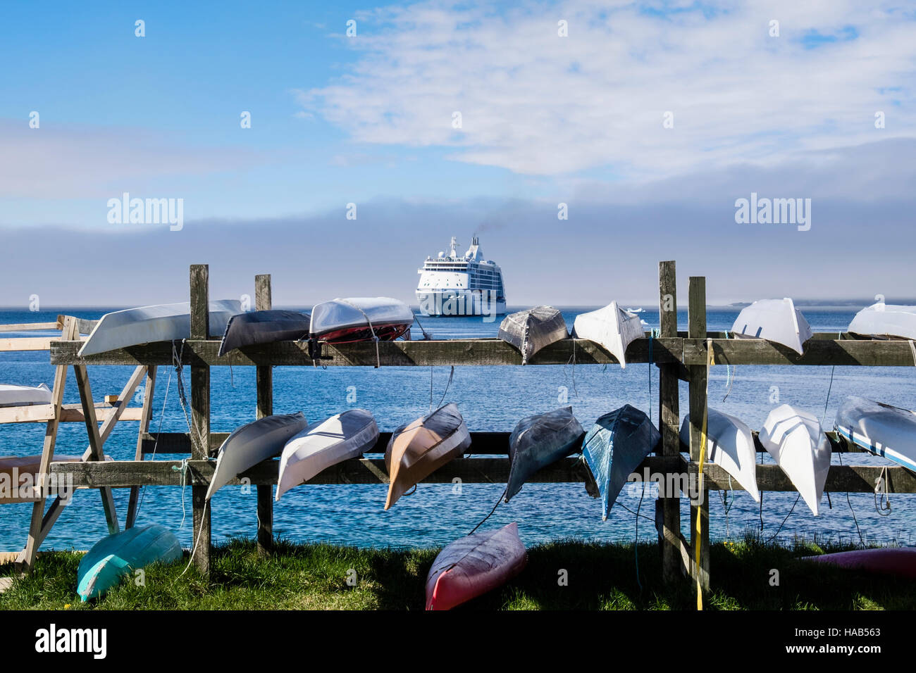 Kayaks inuit traditionnel à l'envers sur une grille par coast avec ocean liner de croisière Seven Seas Voyager à l'étranger. Nuuk Groenland Banque D'Images