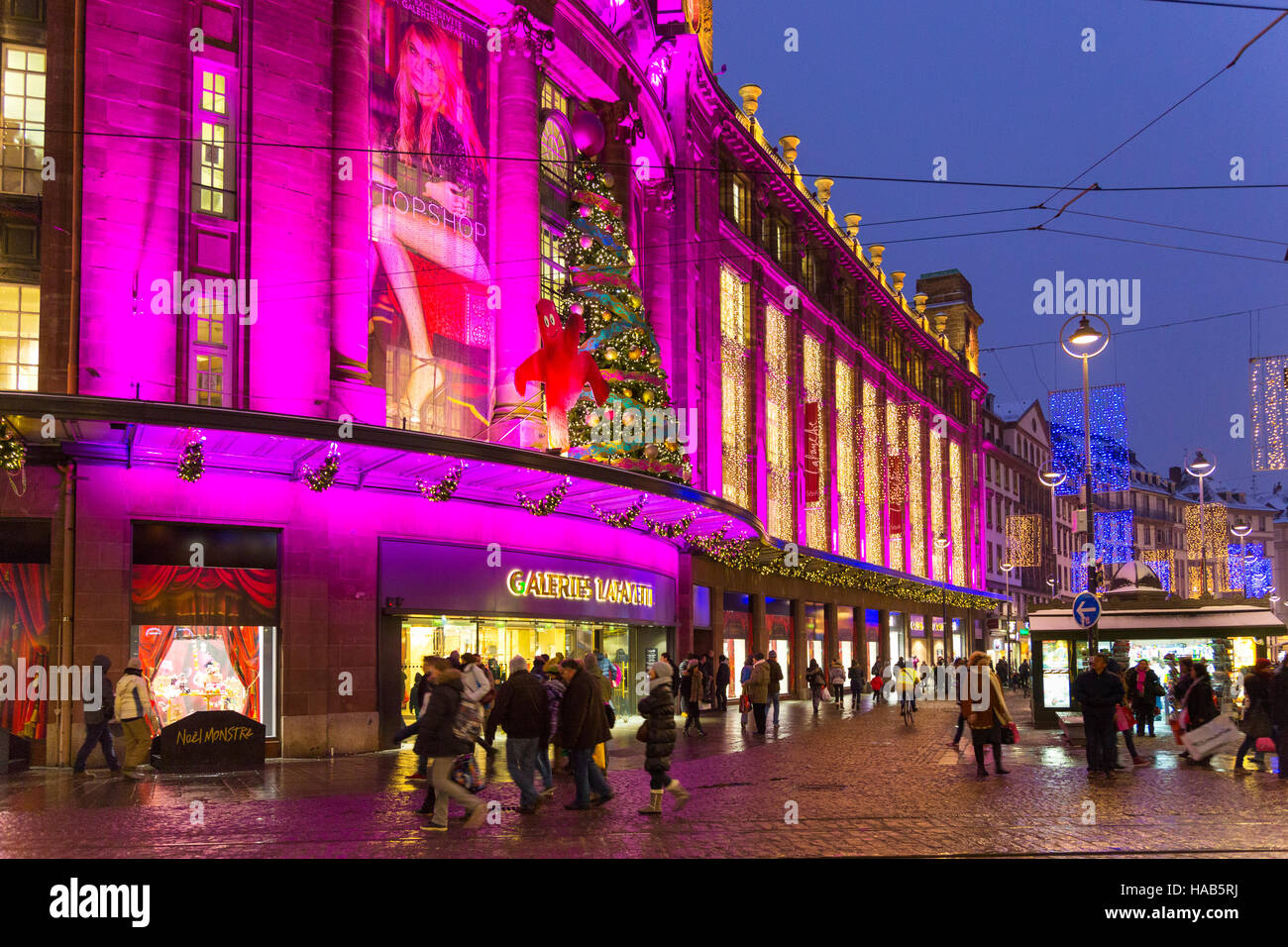 Galeries Lafayette, Strasbourg dans l'approche de Noël, Alsace, France, Bas Rhin, Europe Banque D'Images Galeries Lafayette, Strasbourg dans l'approche de Noël, Alsace, France, Bas Rhin, Europe Banque D'Images