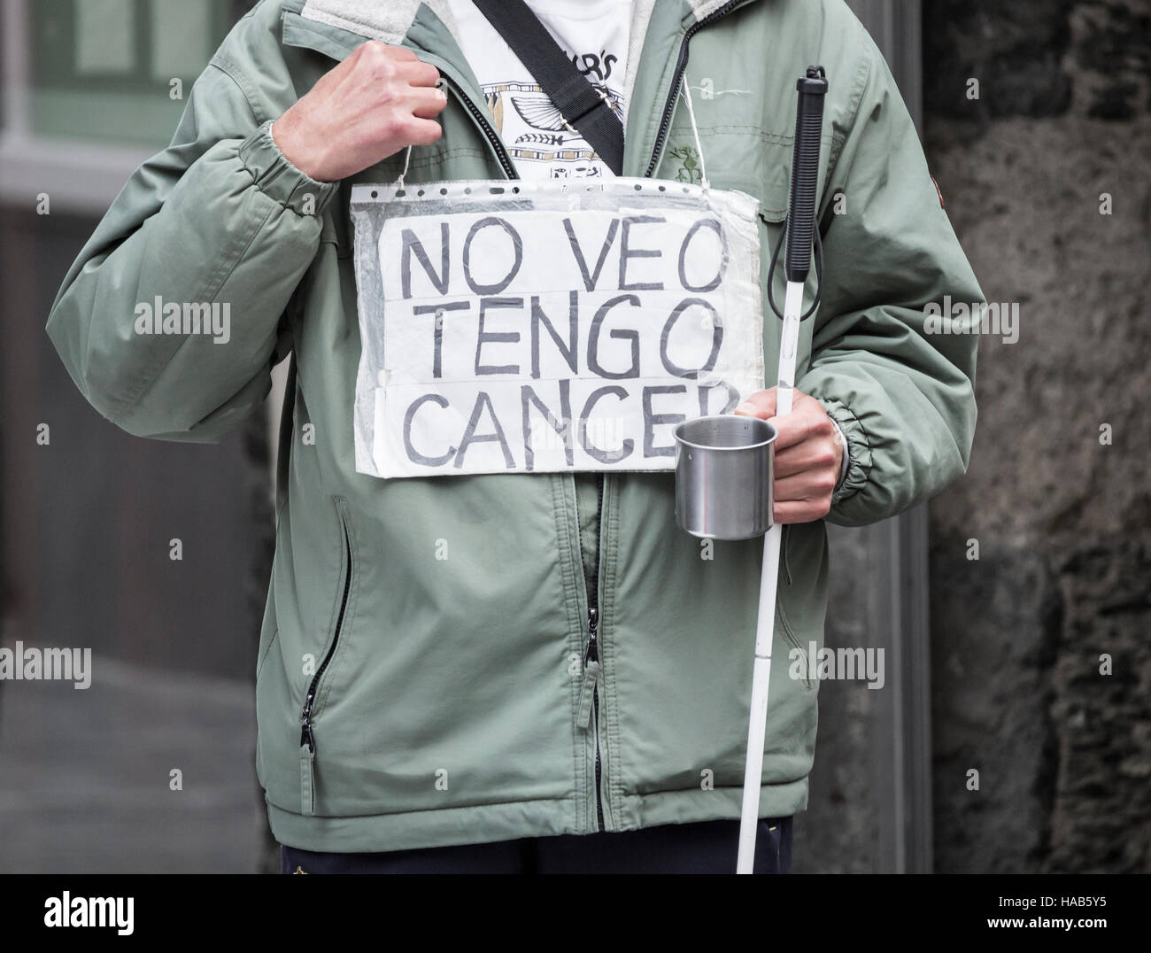 Homme portant un panneau disant 'No Tengo veo Le Cancer" pour espagnol ' je ne peux pas voir j'ai le cancer" la mendicité en street en Espagne Banque D'Images