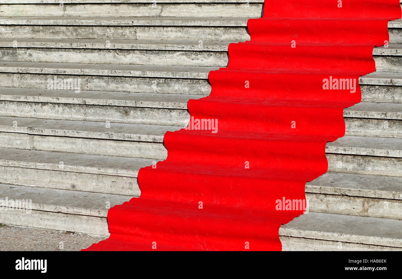 Long élégant tapis rouge sur le large pas de bâtiment historique Banque D'Images