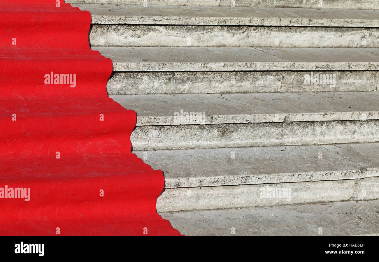 Long élégant tapis rouge sur le large pas de bâtiment historique Banque D'Images