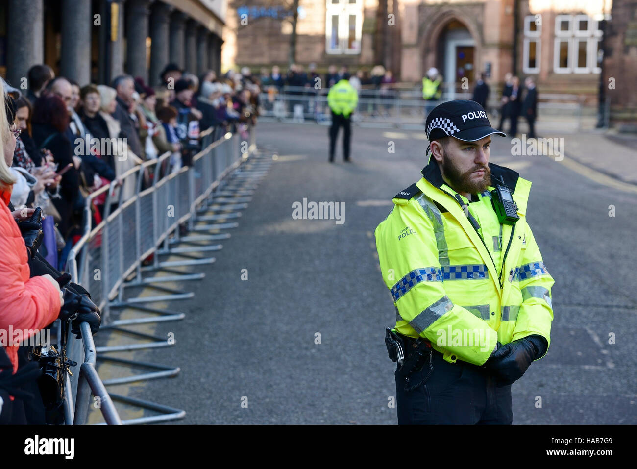 Chester, Royaume-Uni. 28 novembre 2016. Les gens d'attendre à l'extérieur de la cathédrale de Chester pour regarder l'arrivée des invités pour le service commémoratif pour le Duc de Westminster qui est mort le 9 août. Crédit : Andrew Paterson/Alamy Live News Banque D'Images