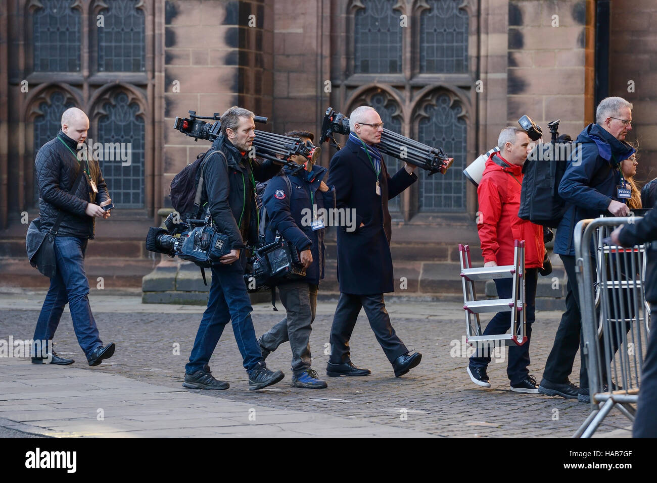 Chester, Royaume-Uni. 28 novembre 2016. Presse et médias arrivent à la cathédrale de Chester pour le service commémoratif pour le Duc de Westminster qui est mort le 9 août. Crédit : Andrew Paterson/Alamy Live News Banque D'Images