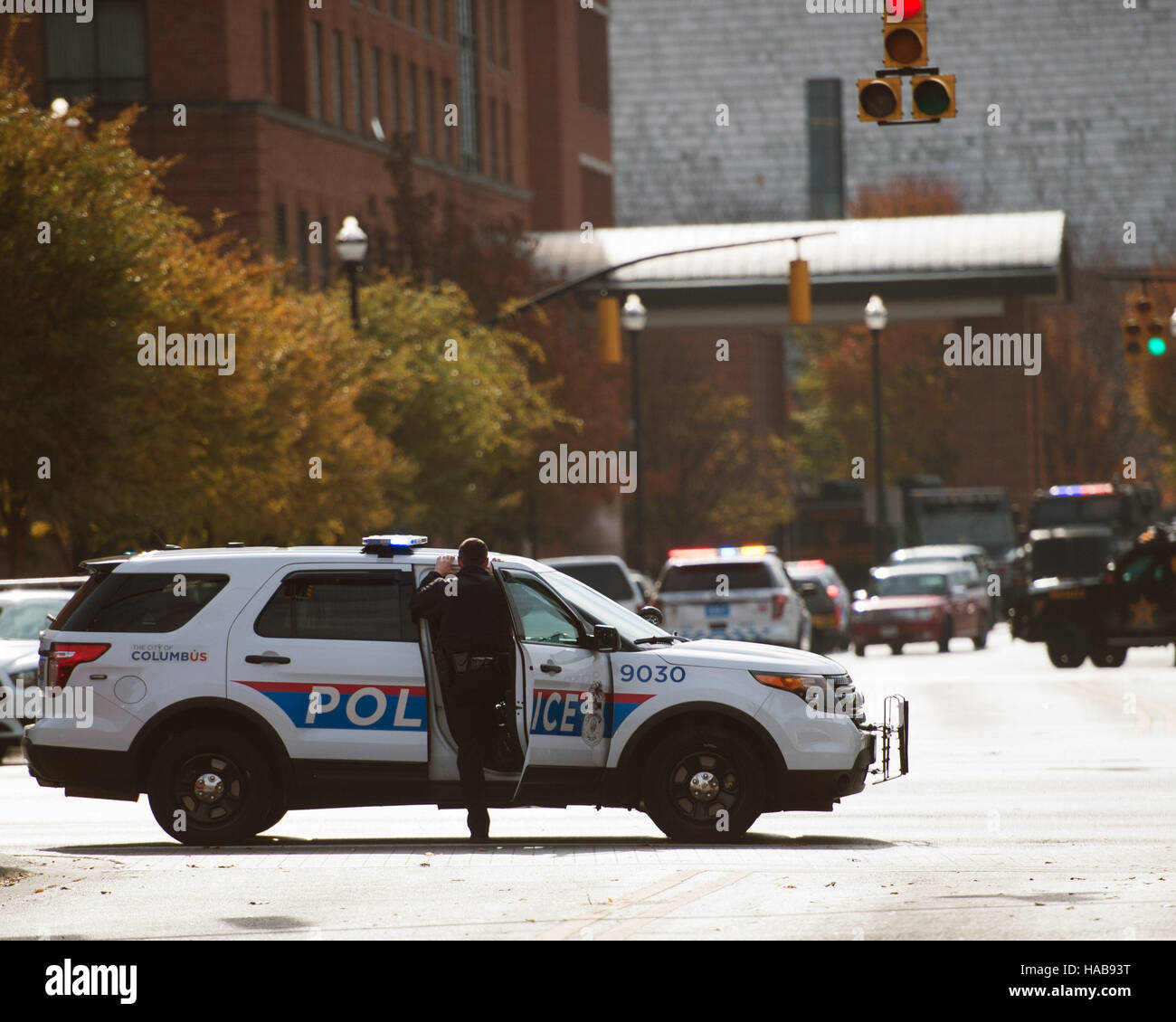 Columbus, États-Unis 28 Nov, 2016. 23 novembre 2016 : La police de Columbus et les premiers intervenants bloquer les rues à l'Ohio State University lors de la recherche d'un jeu de tir. Columbus, Ohio, USA. Credit : Brent Clark/Alamy Live News Banque D'Images