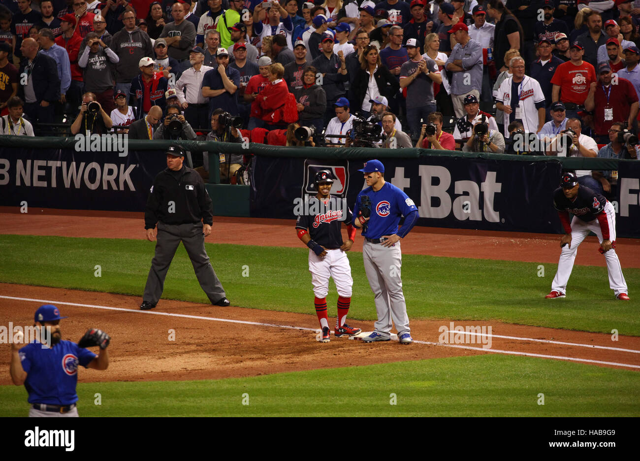 Cleveland, Ohio, USA. 1er novembre 2016. CLEVELAND, OH - NOVEMBRE, 1.(L-R) Indians de Cleveland court arrêt Francisco Lindor parle avec le joueur de premier but des Cubs de Chicago au cours de l'Anthony Rizzo bas de la deuxième manche au cours du jeu 6 de la Série mondiale entre les Indians de Cleveland et les Cubs de Chicago. (Michael F. McElroy © Michael F. Mcelroy/ZUMA/Alamy Fil Live News Banque D'Images