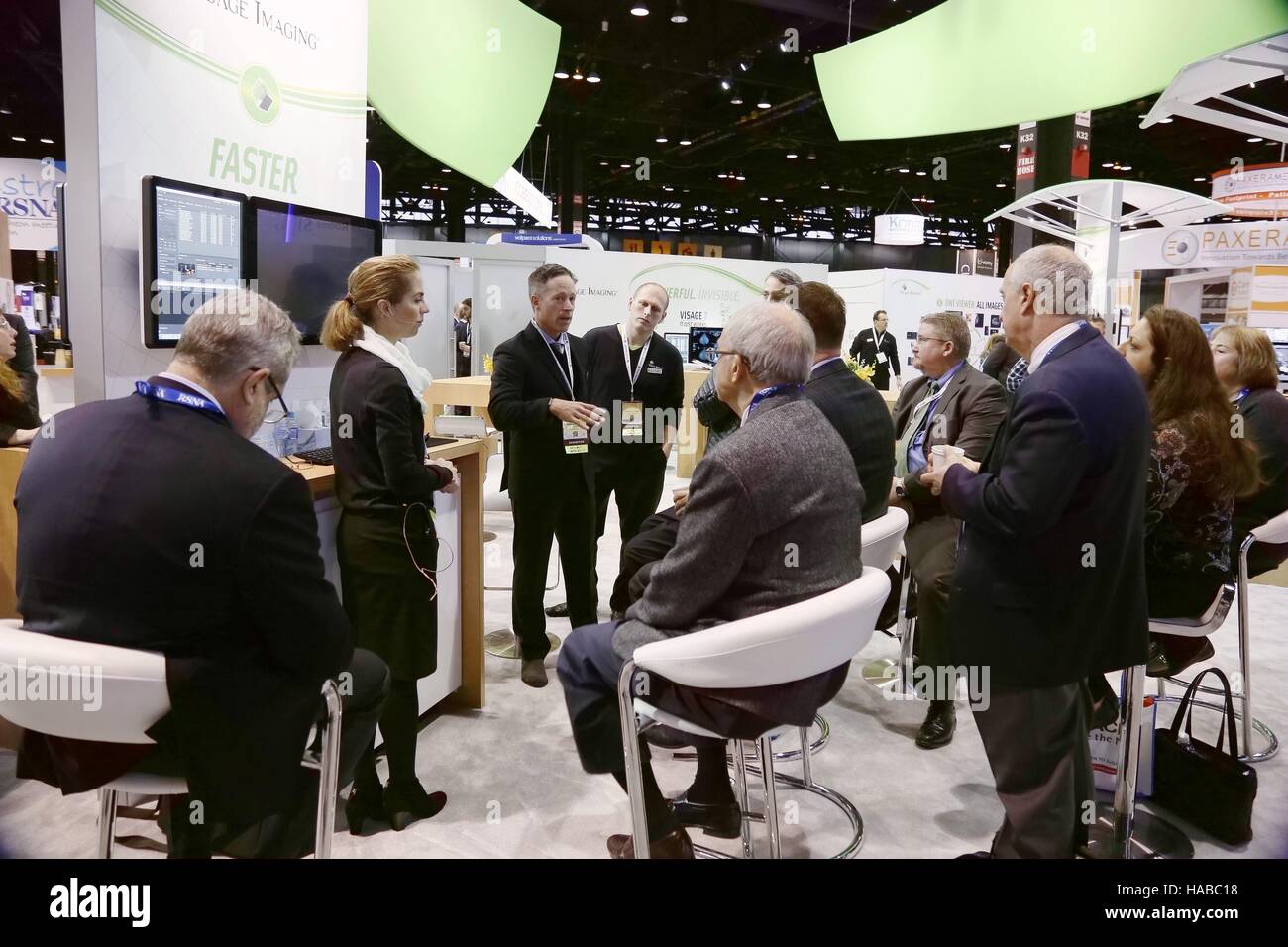 Chicago, USA. 28 Nov, 2016. Parler avec les exposants visiteurs sur un stand au cours de la 102e Assemblée scientifique et réunion annuelle de la Radiological Society of North America (RSNA) au McCormick Place à Chicago, États-Unis, le 28 novembre 2016. © Wang Ping/Xinhua/Alamy Live News Banque D'Images